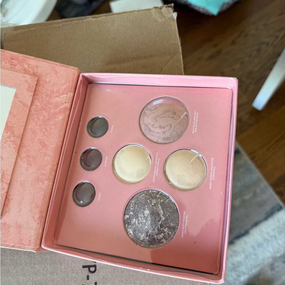 Luxurious Bronzer & Contour Palette with Brown and Cream Shades